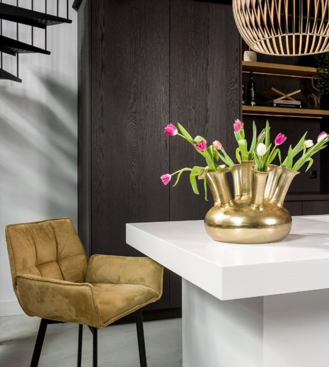 Lowlands Design vase bronze on white table with pink and white tulips in modern living room