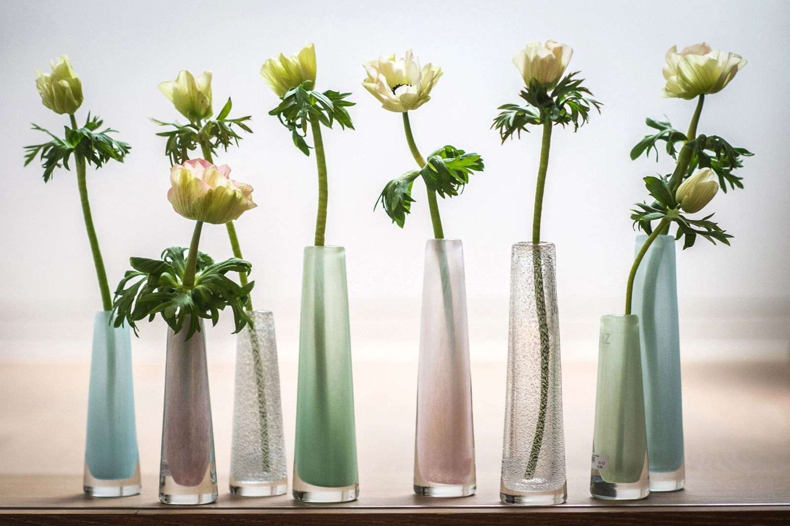 Lowlands Design solifleur budvase set in pastel colours holding white and cream flowers