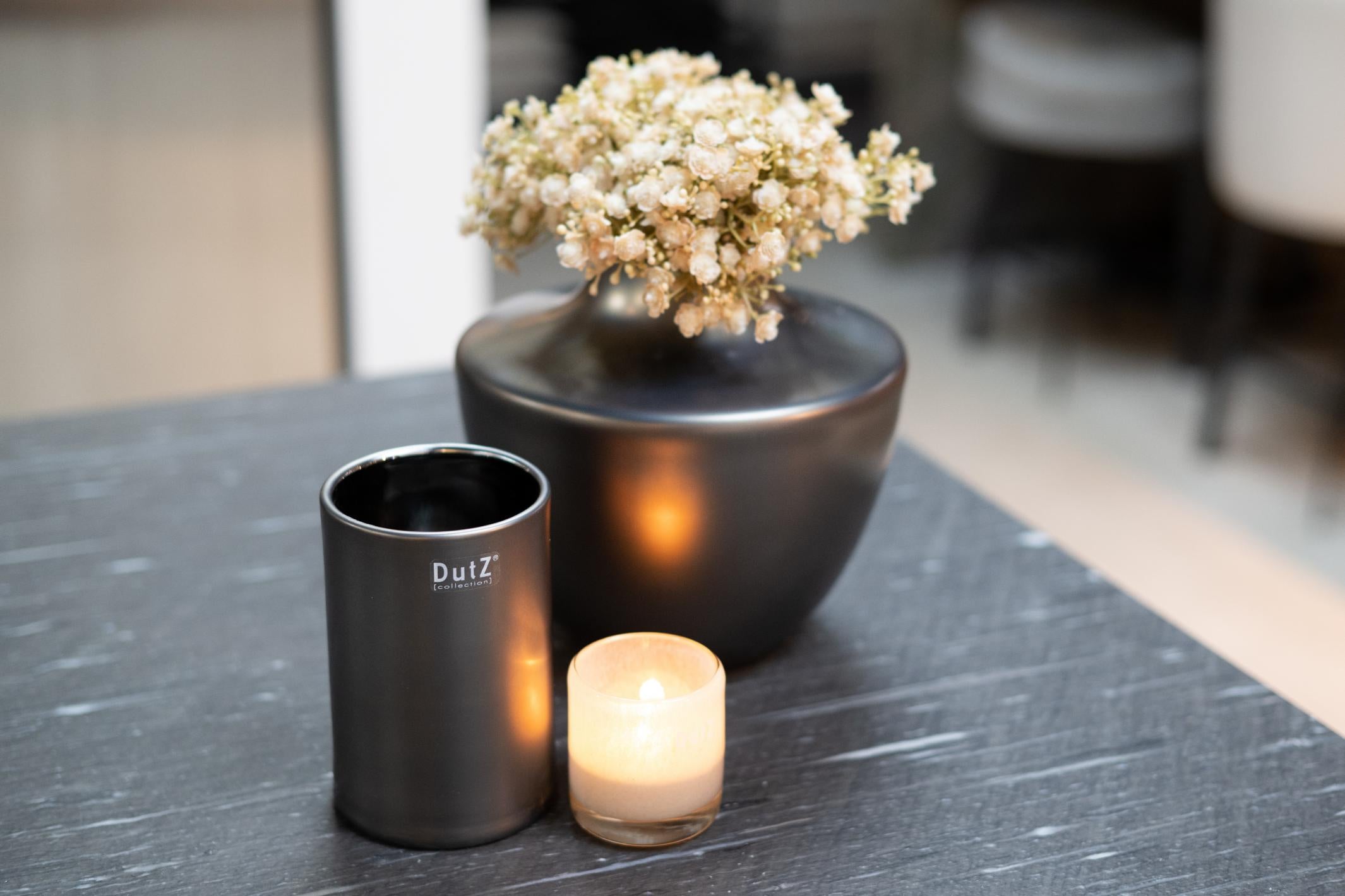 Elegant Lowlands Design vase in glass mouthblown dutz displaying delicate flowers on a table